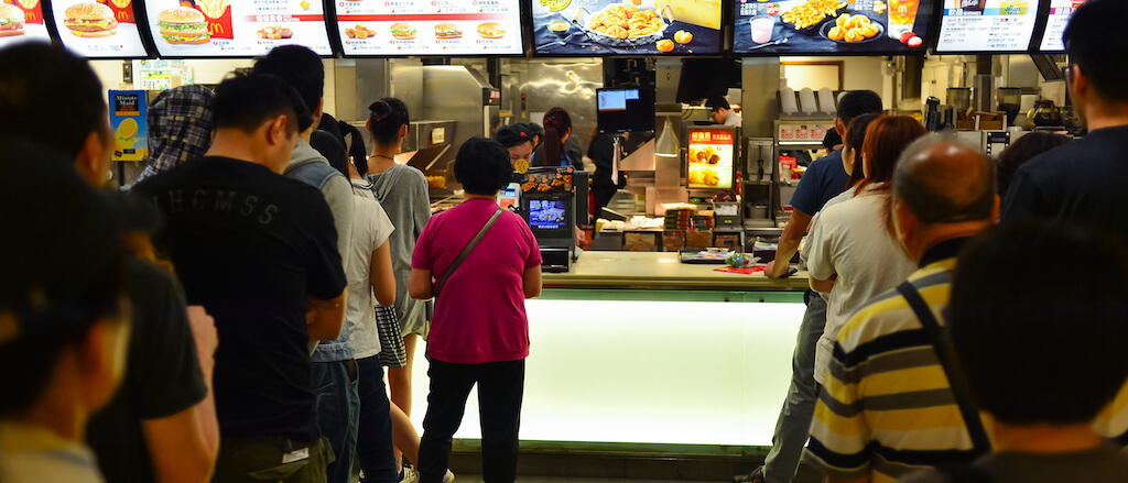 ¿POR QUÉ LOS TURISTAS OPTAN CASI SIEMPRE POR FRANQUICIAS DE HOSTELERÍA CUANDO VIAJAN?