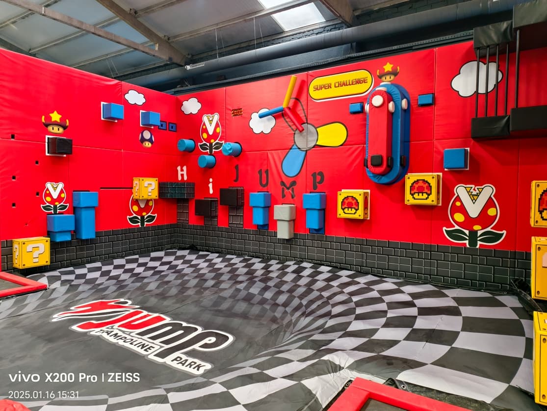 2.000 m² de trampolines, toboganes de 7 metros y el primer circuito de 'Super Mario' de Europa: así es el nuevo ‘jumping club’ de Terrassa